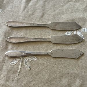 Three Vintage WM Rogers Mfg Co Original Rogers Flat Handled Master Butter Knives